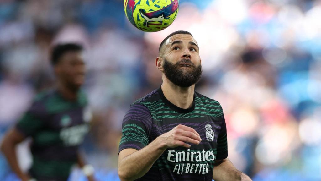 Benzema, con un balón en el calentamiento.