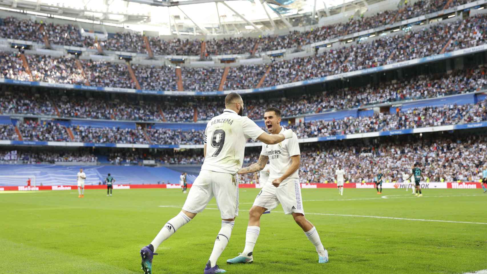 Benzema y Lucas Vázquez celebran el primer gol.