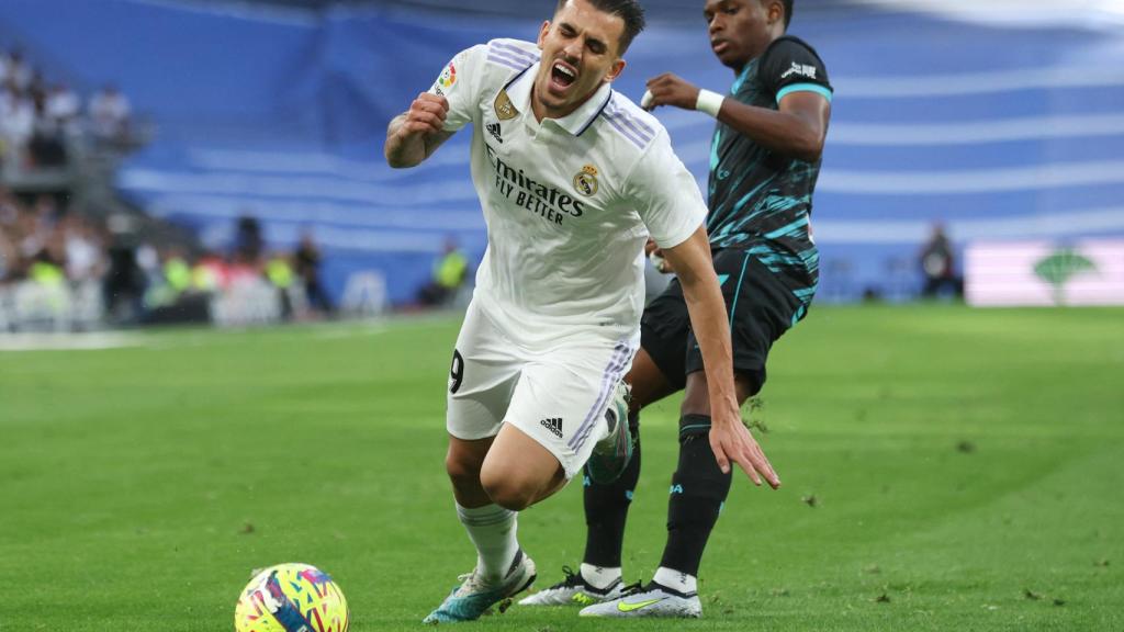 Ceballos sufre una falta.