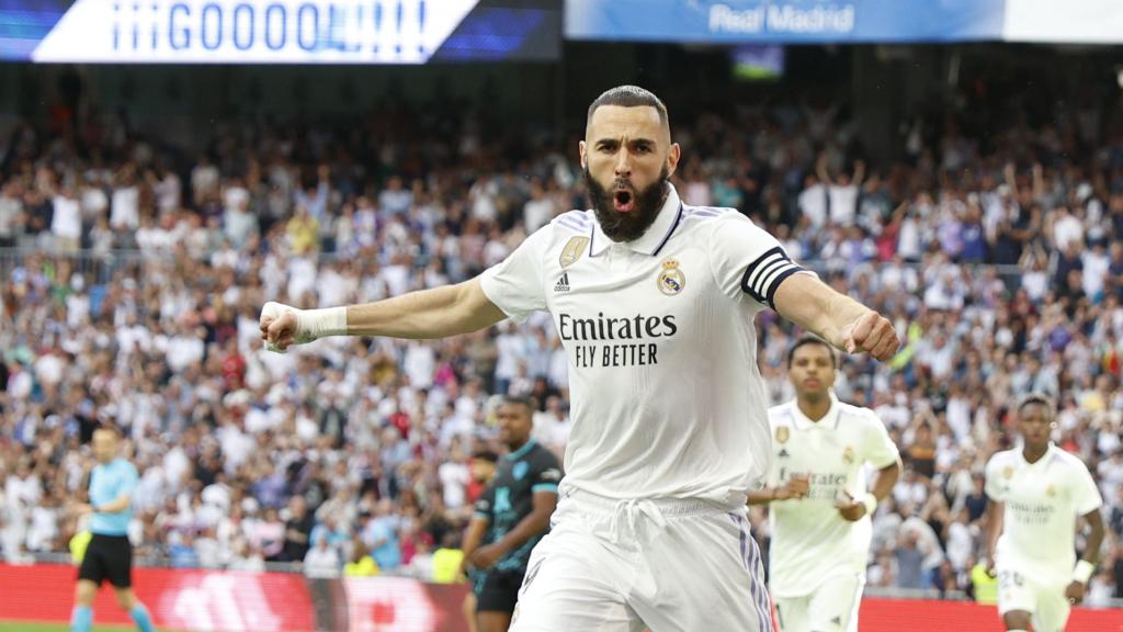 Karim Benzema celebra un gol durante el Real Madrid - Almería