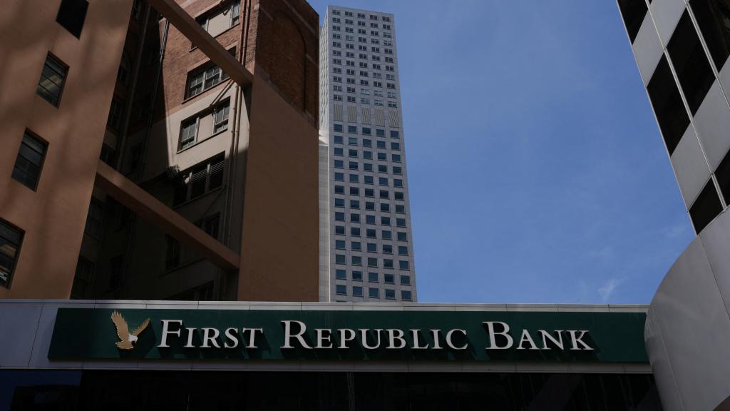 El logo de First Republic Bank en una sucursal.