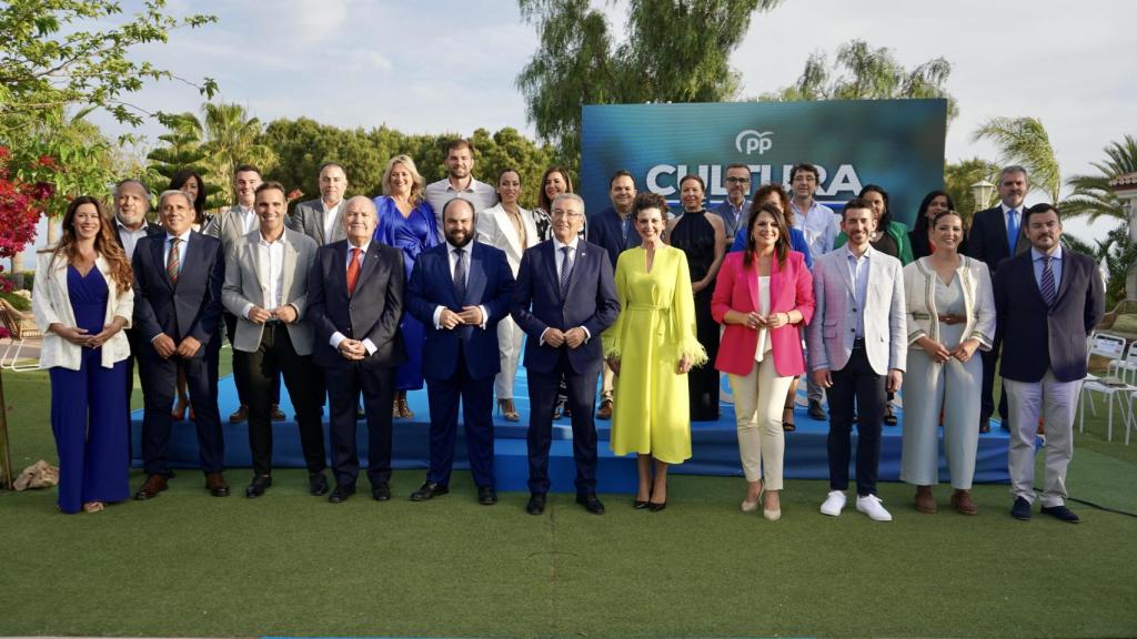 Salado acompañado de su equipo en Rincón de la Victoria.