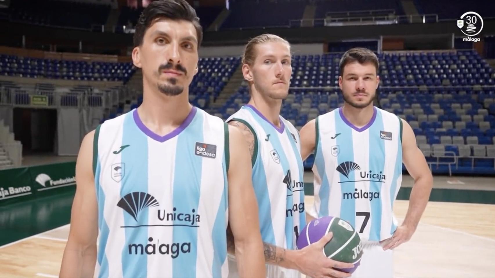 Los jugadores del Unicaja con la camiseta que llevarán contra el Joventut