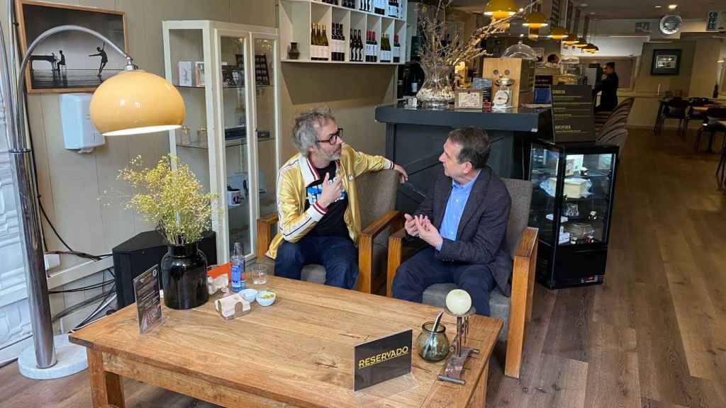 James Rhodes y Abel Caballero en el café Vitruvia, en Vigo.