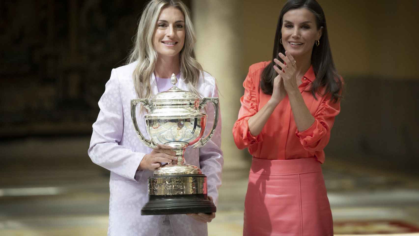 Doña Letizia con la deportista Alexia Putellas en la entrega de Premios Nacionales del Deporte.