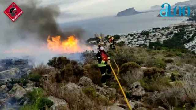Los bomberos de Alicante trabajando en la extinción del incendio en la cala Llebeig de Teulada.