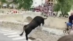 Momento en el que el toro salta desde el puente.