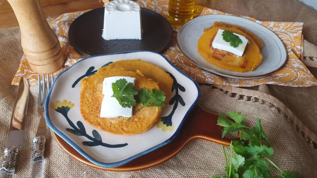 Aprende a hacer arepas de maíz con queso fresco, una comida latina muy popular