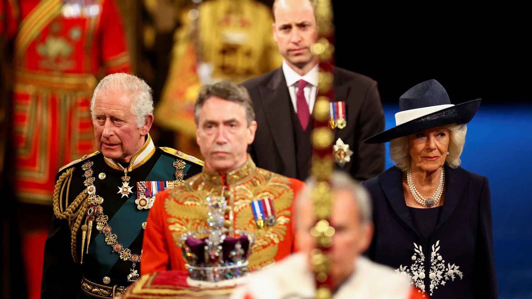 El príncipe Guillermo tras su padre y Camilla, en la apertura del Parlamento.