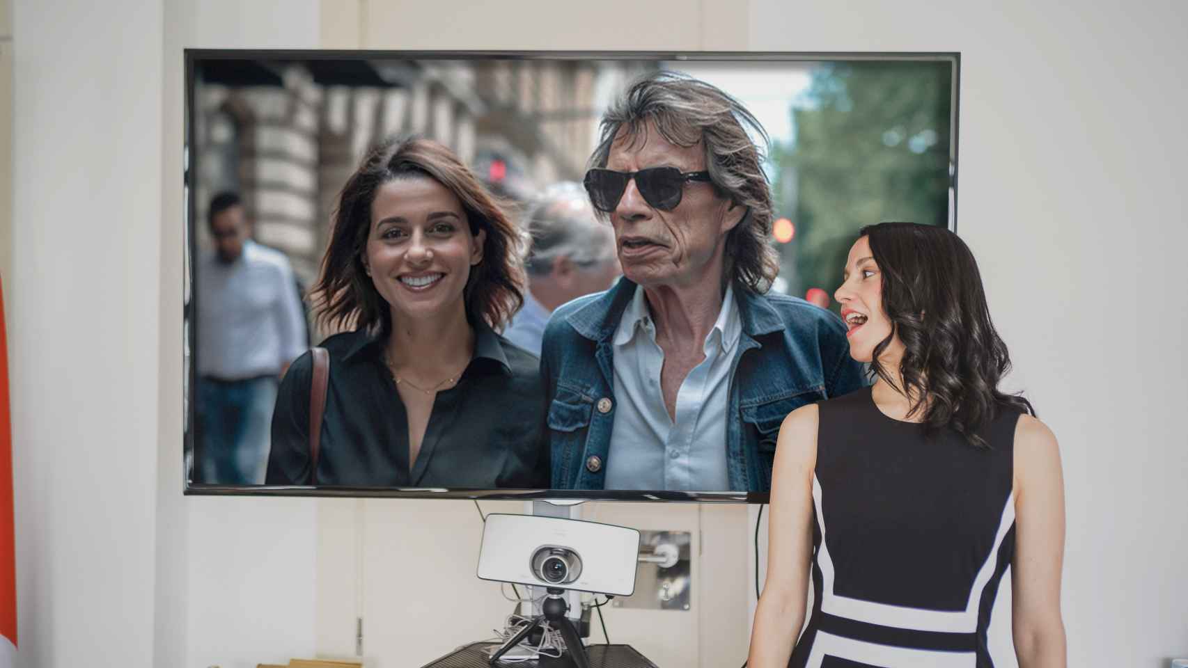 Inés Arrimadas posa ante una imagen creada por United Unknown con inteligencia artificial en la que aparece junto a Mick Jagger.