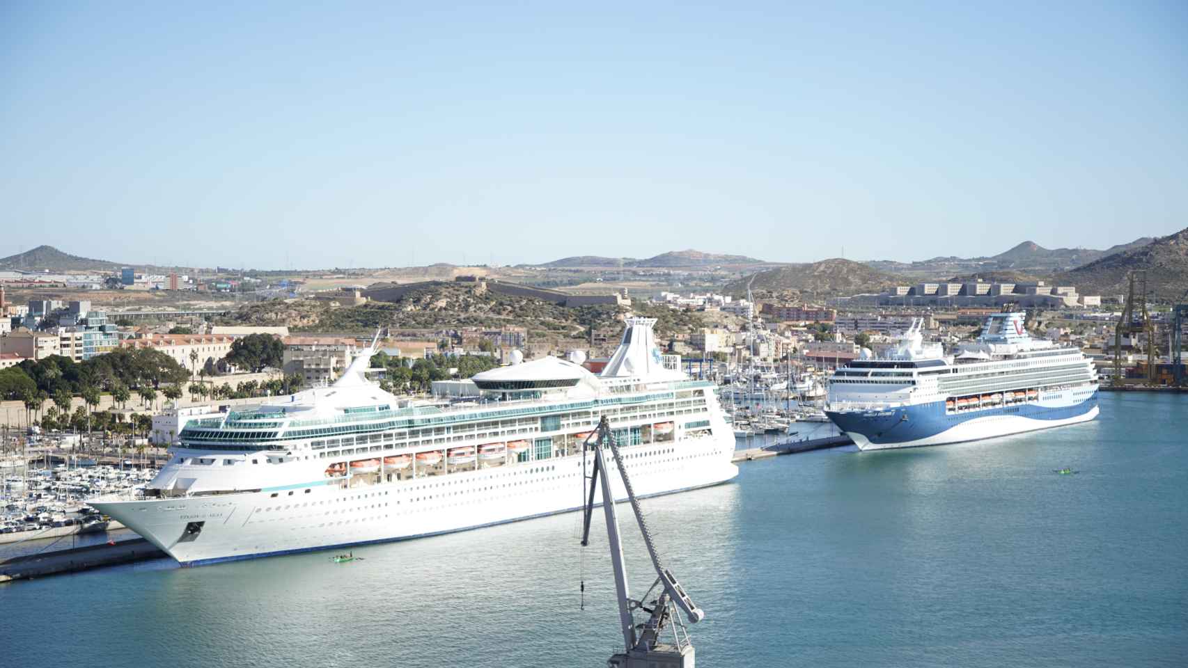 Dos impresionantes cruceros atracados en el Puerto de Cartagena.