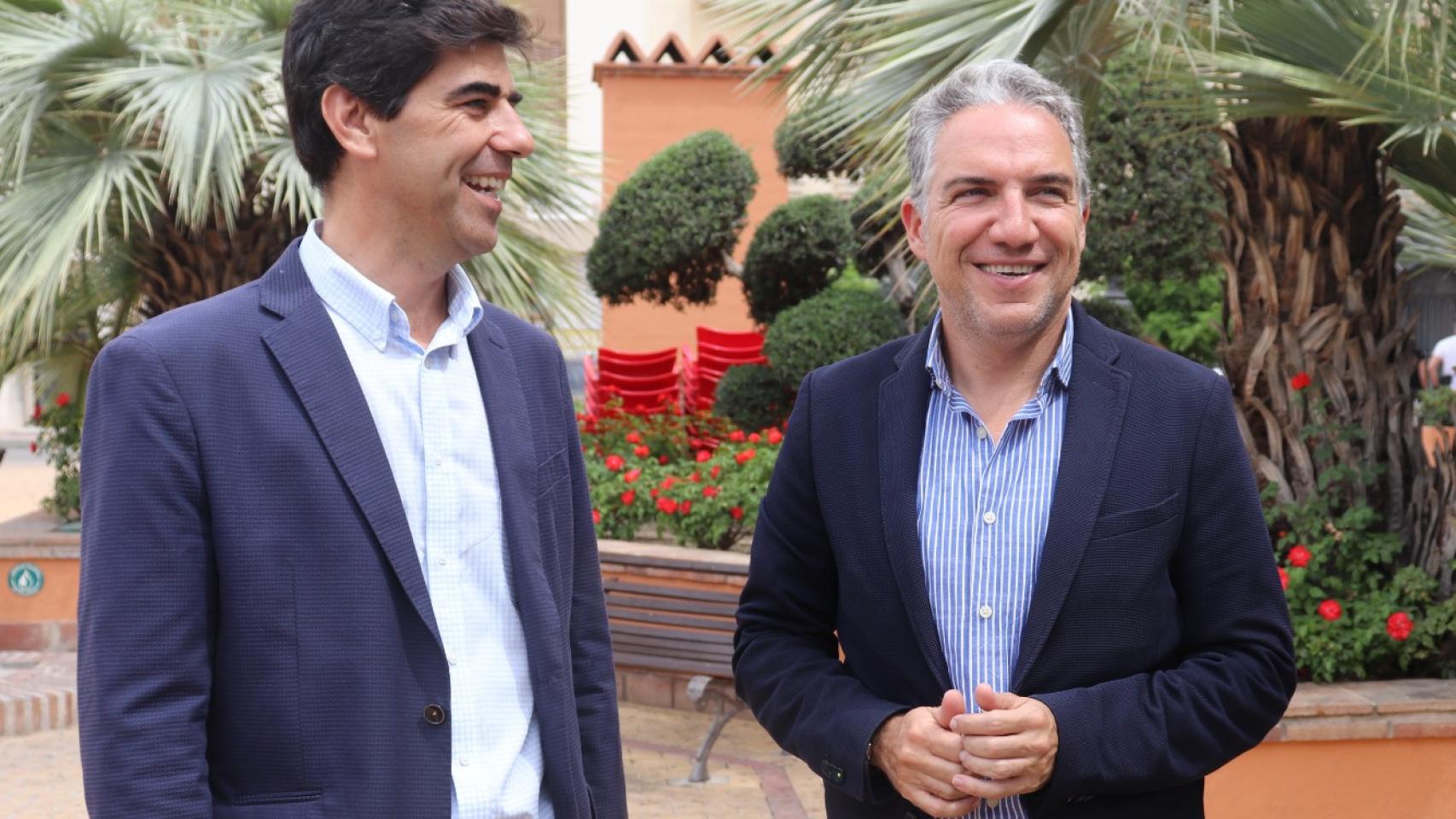 Elías Bendodo esta mañana junto al alcalde de la localidad malagueña de Coín.