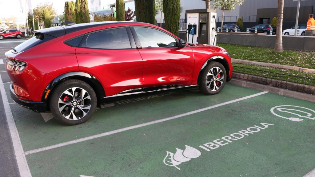 Imagen del Ford Mustang Mach-e durante una recarga rápida en la red de Iberdrola.