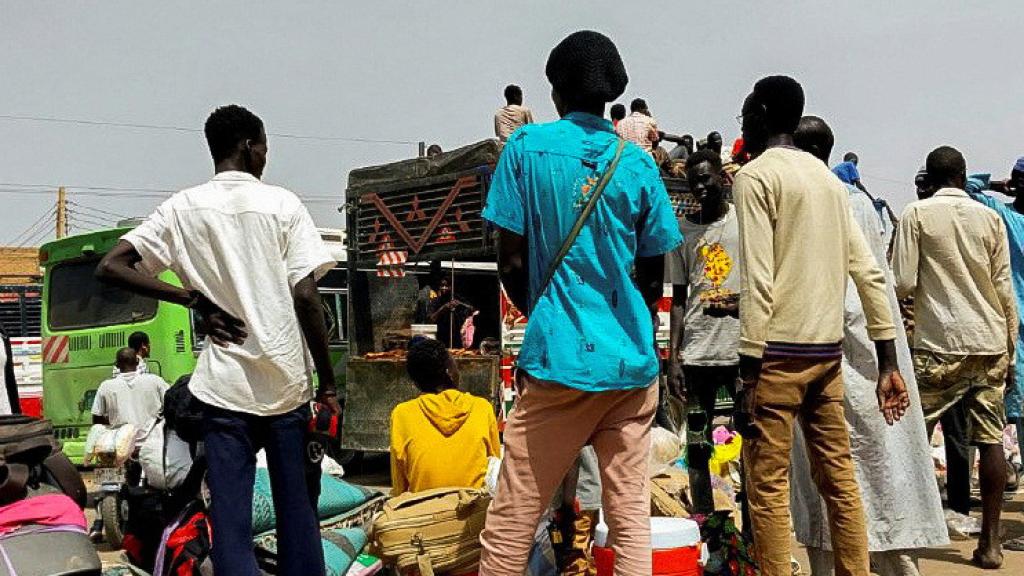 Un grupo de personas espera en Jartum, la capital de Sudán, para huir del país.