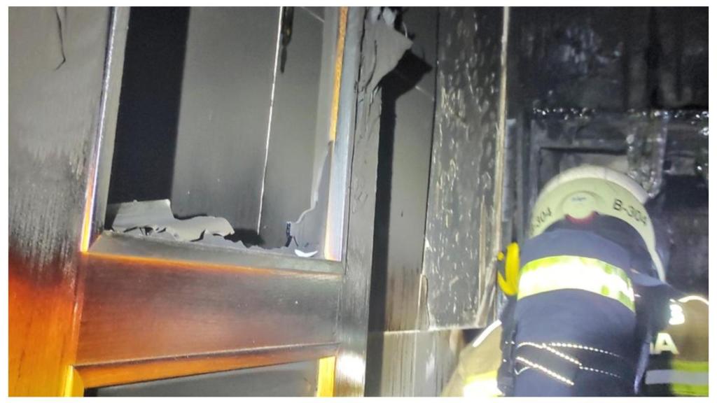 Los bomberos intervienen en el incendio de una cocina en la calle Ángel Rebollo de A Coruña