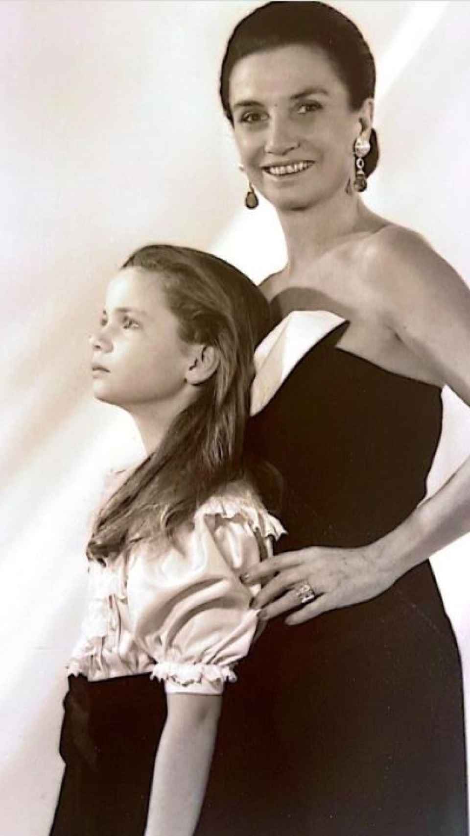 Alejandra de Rojas y su madre, Rosario Palacios, en una imagen antigua publicada en sus redes sociales.