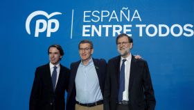 Alberto Núñez Feijóo junto a Rajoy y Aznar. Foto: Jorge Gil / Europa Press.