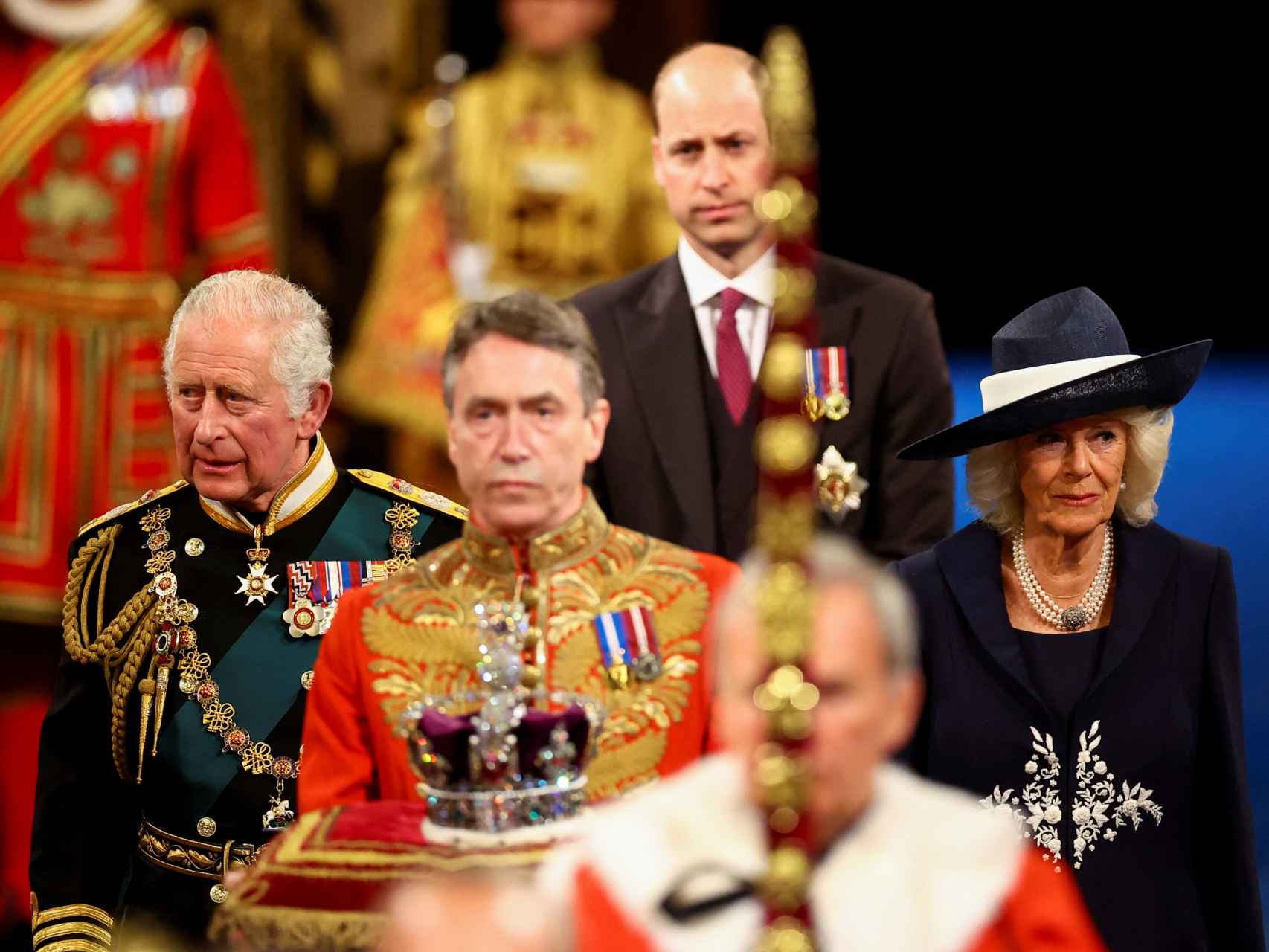 Carlos III junto a Camilla y su primogénito, Guillermo, en mayo de 2022, en Londres.