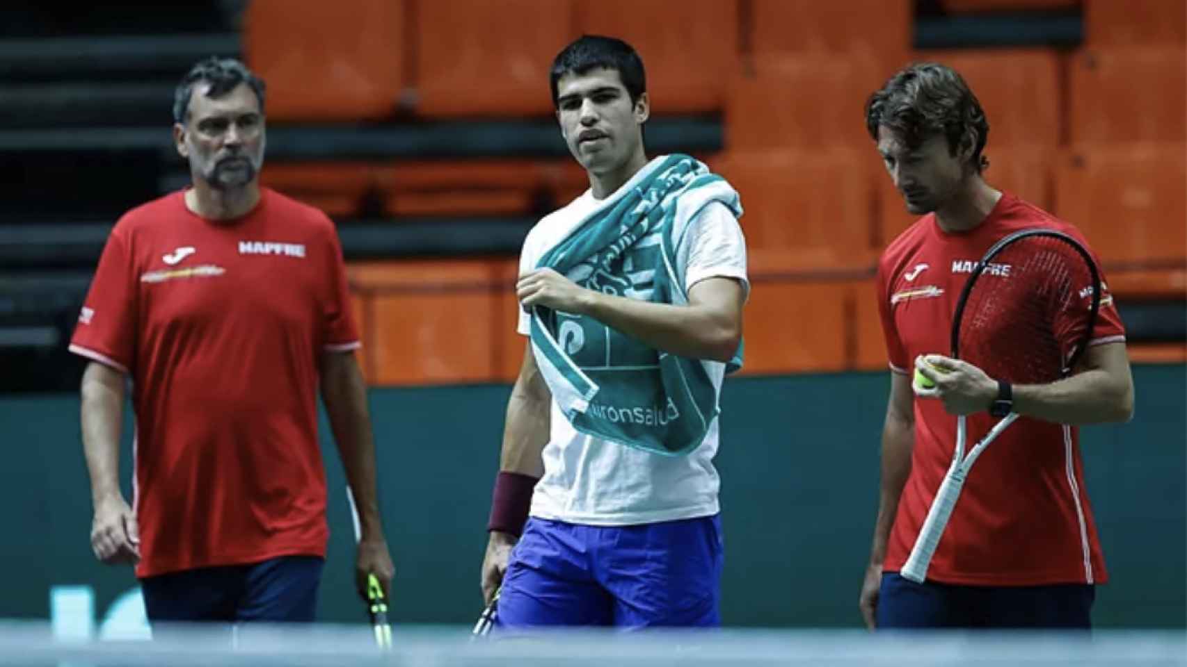 Sergi Bruguera, Carlos Alcaraz y Juan Carlos Ferrero, durante un entrenamiento para la Davis