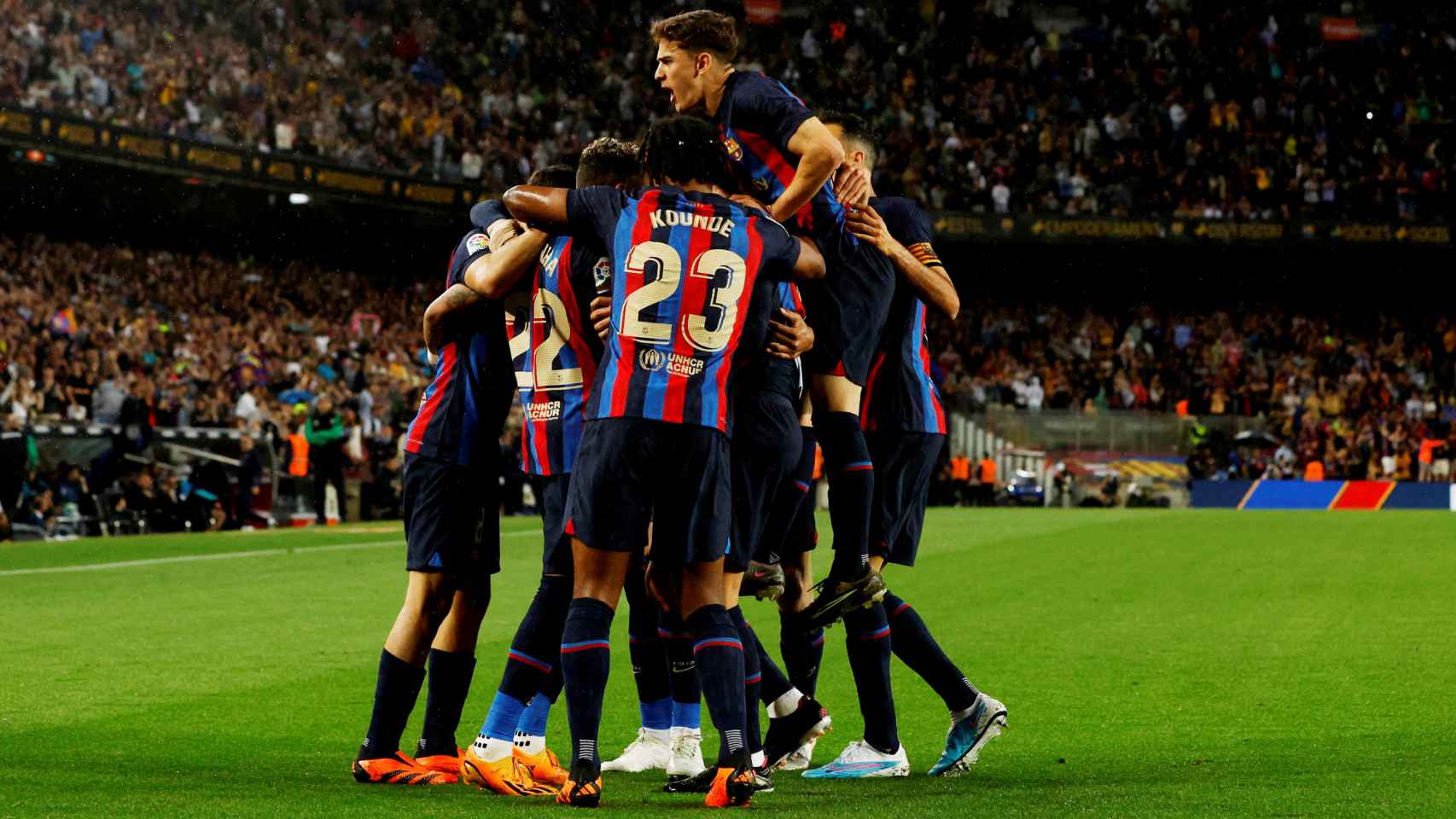 Piña de los jugadores del FC Barcelona para celebrar un gol ante el Betis