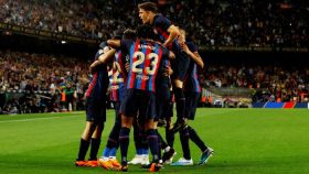 Piña de los jugadores del FC Barcelona para celebrar un gol ante el Betis
