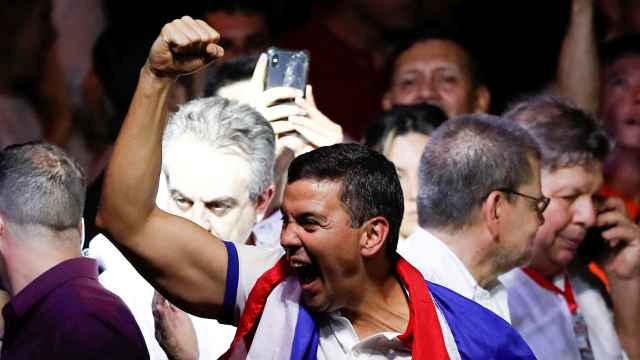 Santiago Peña celebra su victoria en las elecciones a la presidencia de Paraguay.