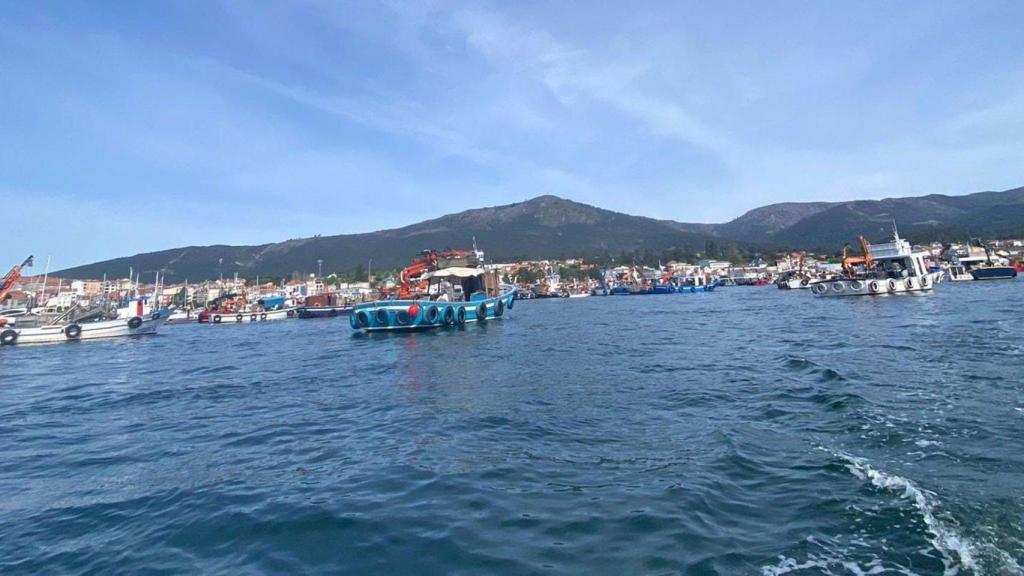 Concentración de barcos del sector bateeiro frente a las costas de A Pobra do Caramiñal.