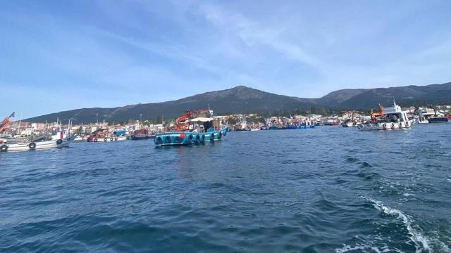 Concentración de barcos del sector bateeiro frente a las costas de A Pobra do Caramiñal.