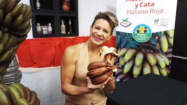 Lis Peña, gestora e impulsora del Producto Gastronómico de Canarias, presentando en Madrid el plátano rojo.