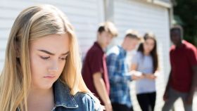 Una adolescente sufre acoso escolar de un grupo de compañeros de instituto.