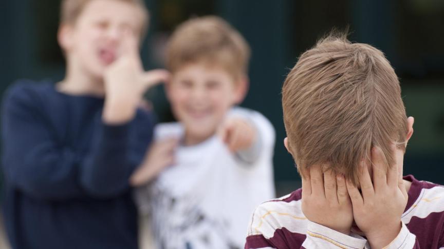 Un niño sufre acoso escolar de dos compañeros de clase.