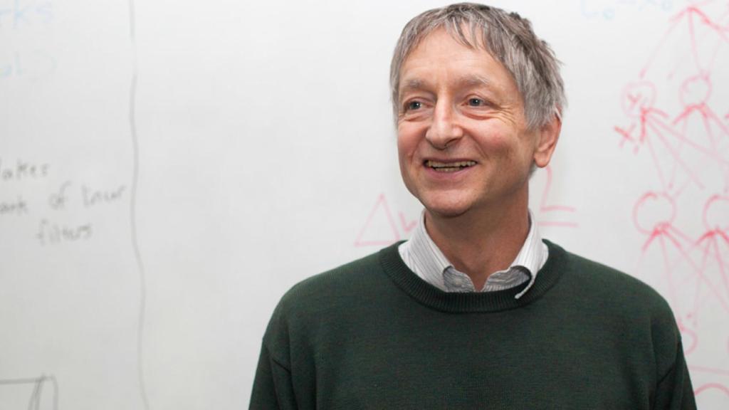 Geoffrey Hinton en una clase.