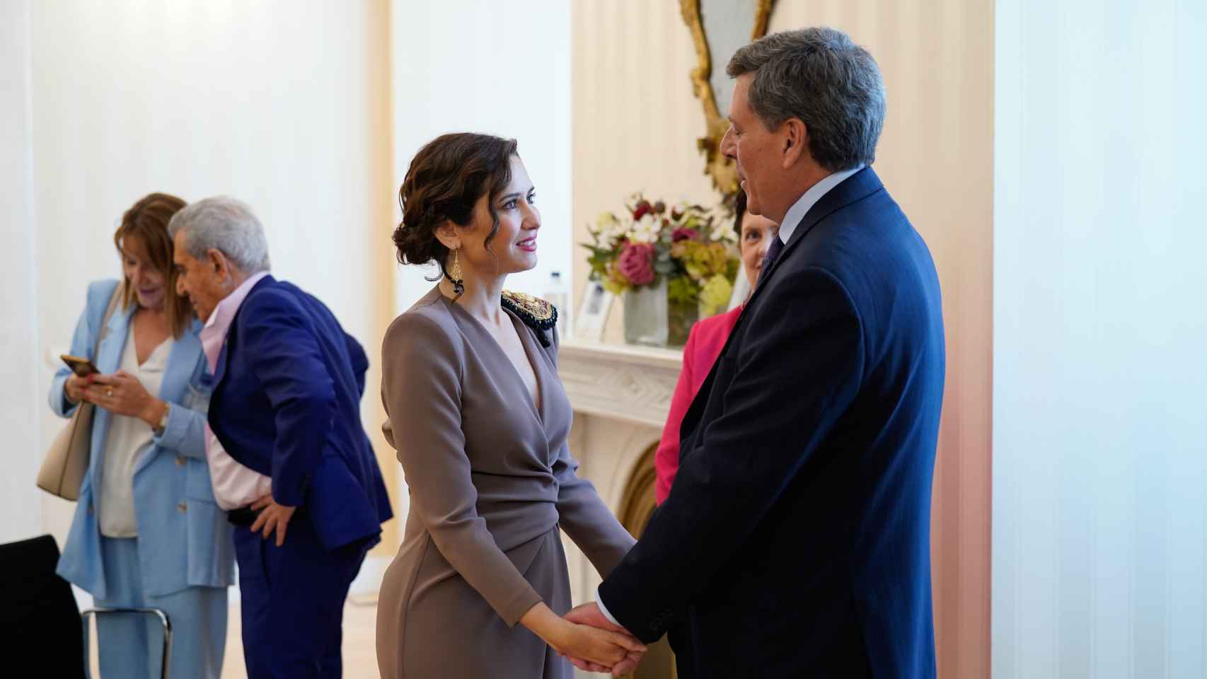 Isabel Díaz Ayuso saludando al padre de Diana Quer.