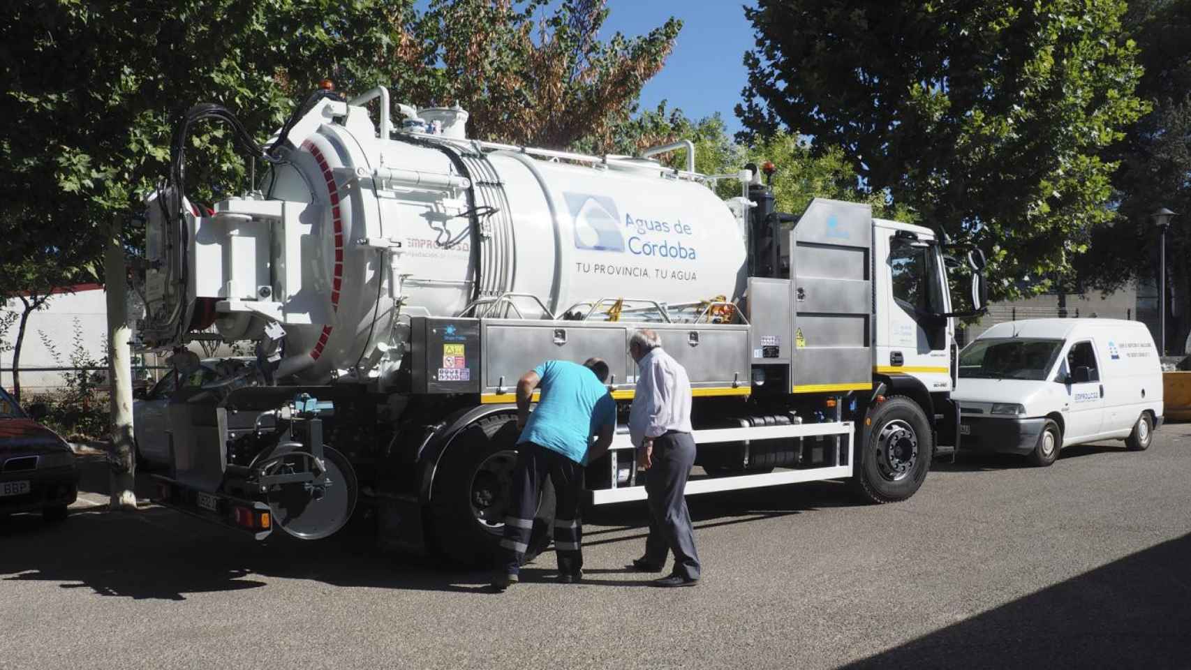 Un camión cistena, suministrando agua en uno de los municipios afectados.