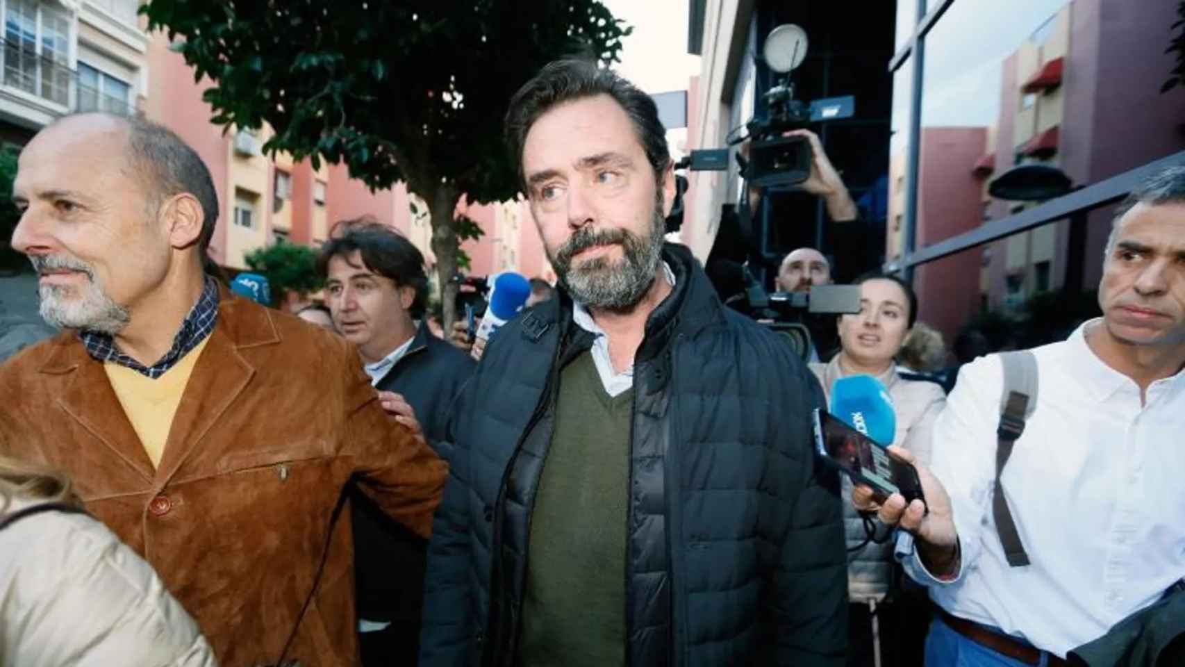 Miguel López, yerno de la víctima, tras su absolución.
