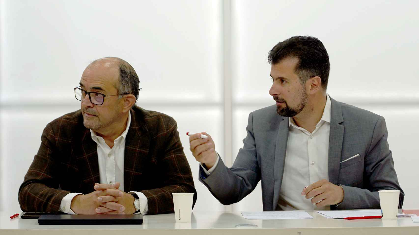 El secretario general del PSCyL, Luis Tudanca, y el coordinador del PS en Bragança, Sobrino Teixeira, durante su reunión de este martes.