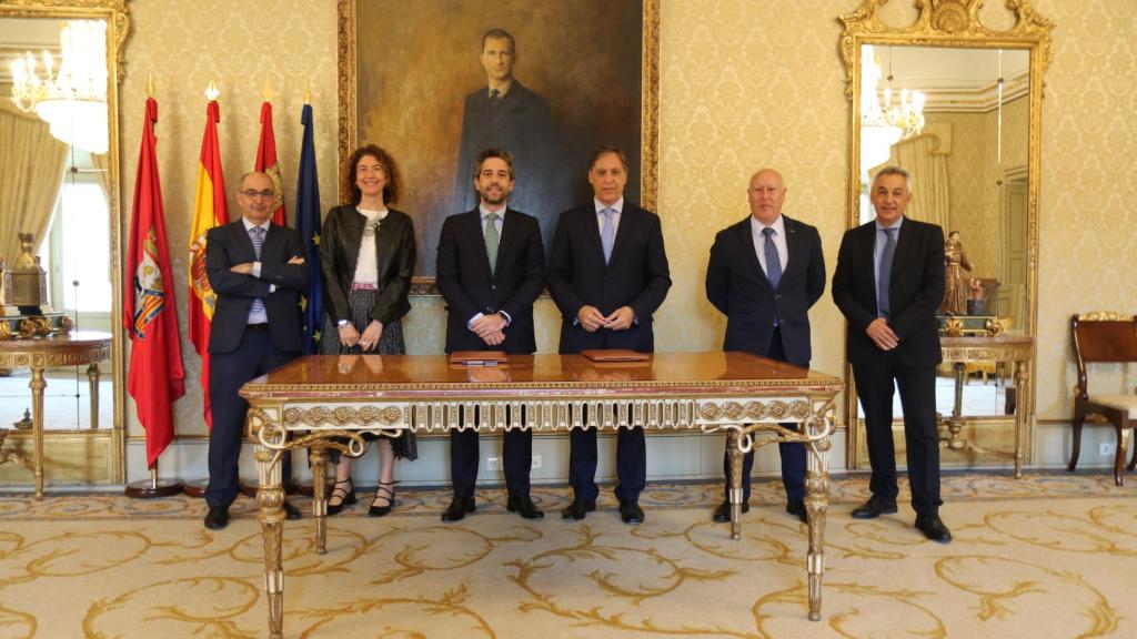 Firma del convenio entre el Ayuntamiento de Salamanca e Iberaval