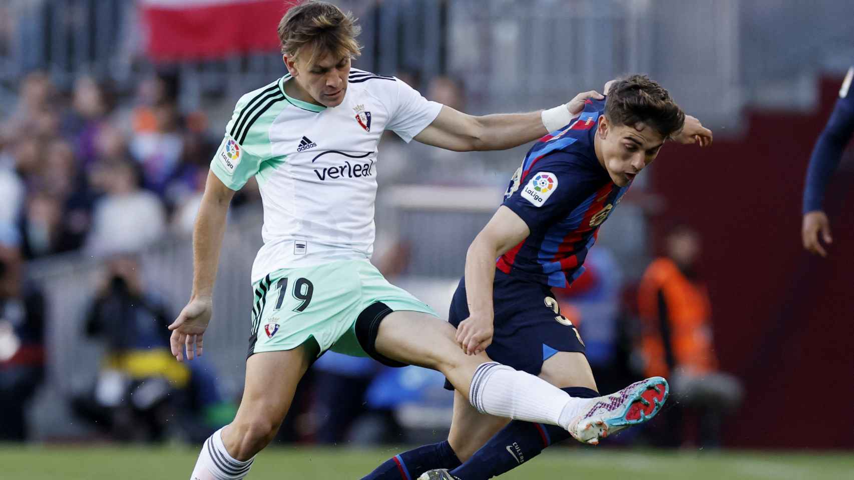 Pablo Íbañez y Gavi, en acción durante el FC Barcelona - Osasuna de La Liga 2022/2023