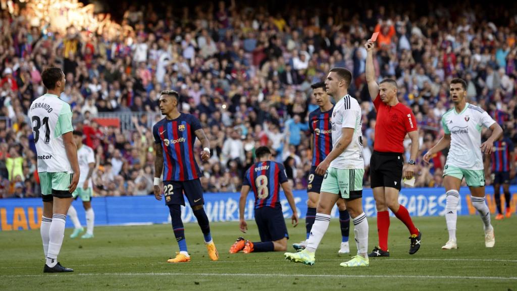 El árbitro Iglesias Villanueva, mostrando la tarjeta roja al debutante Jorge Herrando de Osasuna