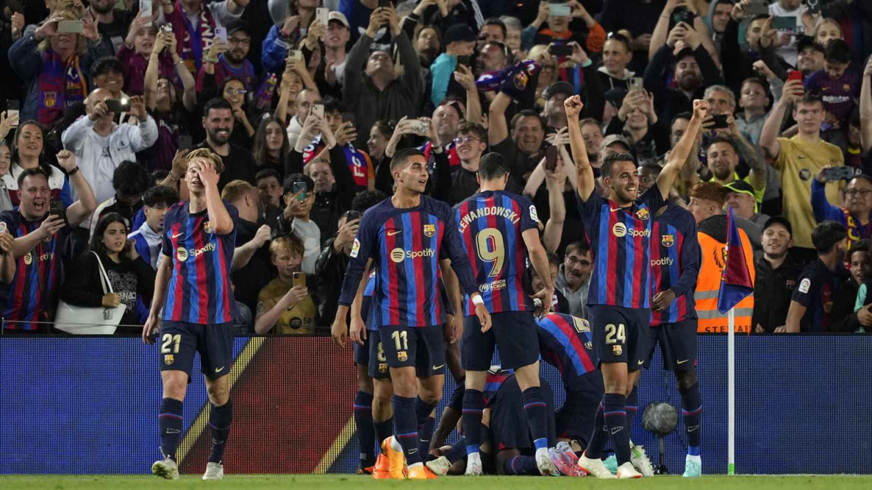 Los jugadores del FC Barcelona, celebrando el gol de la victoria ante Osasuna