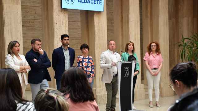 El alcalde de Albacete demuestra ante notario que no mintió sobre los exámenes de la Policía