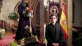 Emilio Vereda posa junto a la imagen junto a la imagen de un Cristo. EUROPA PRESS