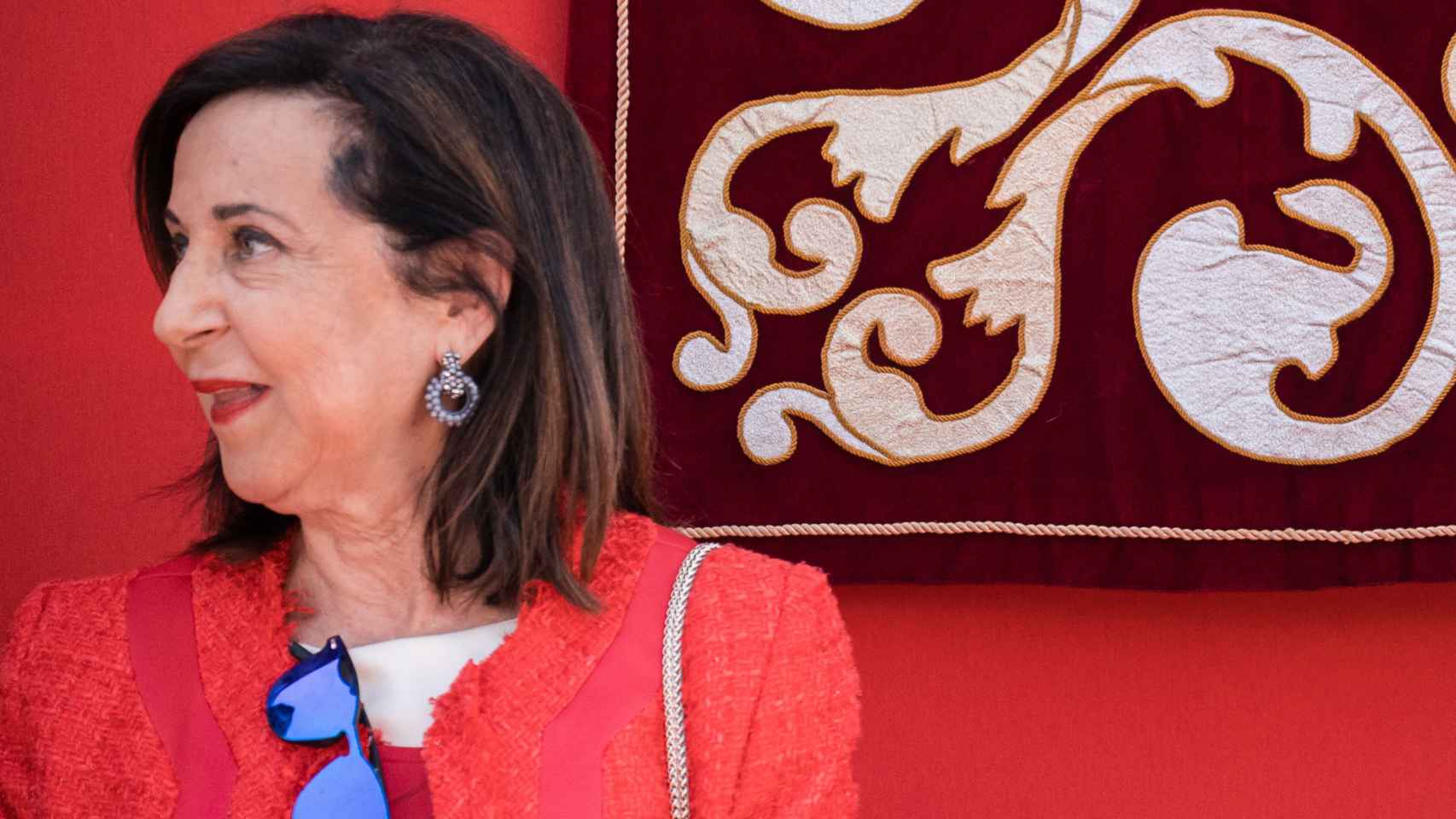 La ministra de Defensa, Margarita Robles, luciendo los pendientes 'Top 100' durante los actos de celebración del 2 de mayo en la villa de Madrid.