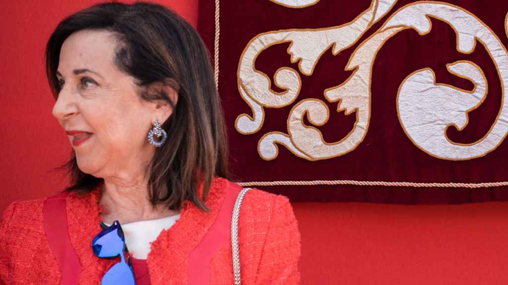 La ministra de Defensa, Margarita Robles, luciendo los pendientes 'Top 100' durante los actos de celebración del 2 de mayo en la villa de Madrid.