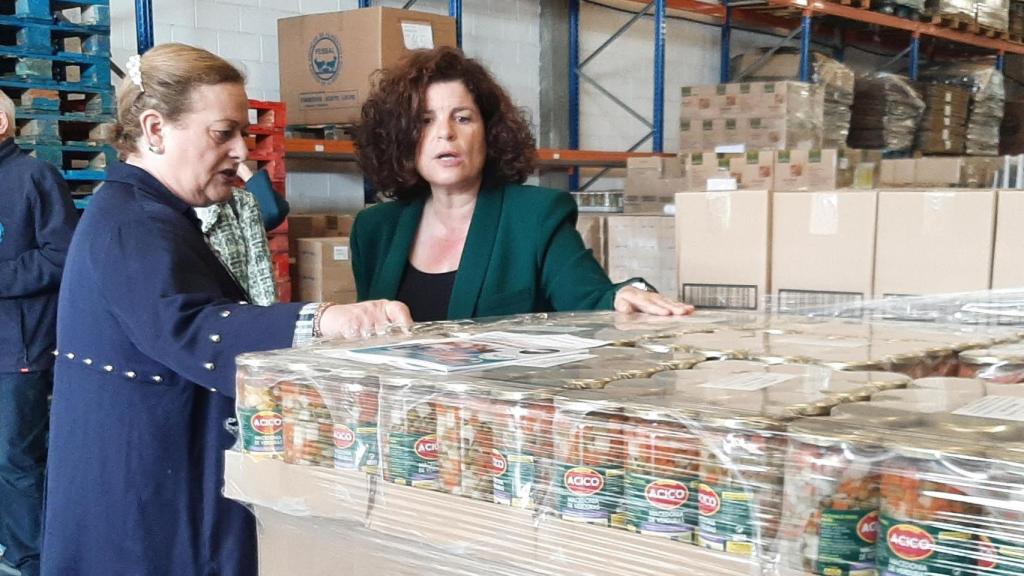 María Rivas, a la derecha, visita el almacén del Banco de Alimentos