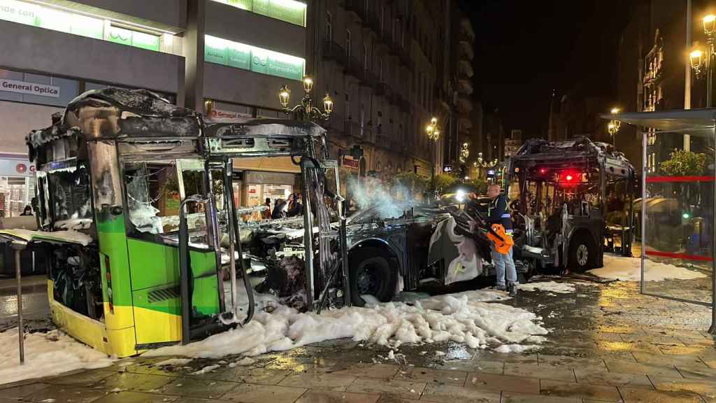 La Policía inspecciona y fotografía el autobús que ardió este domingo en Vigo.