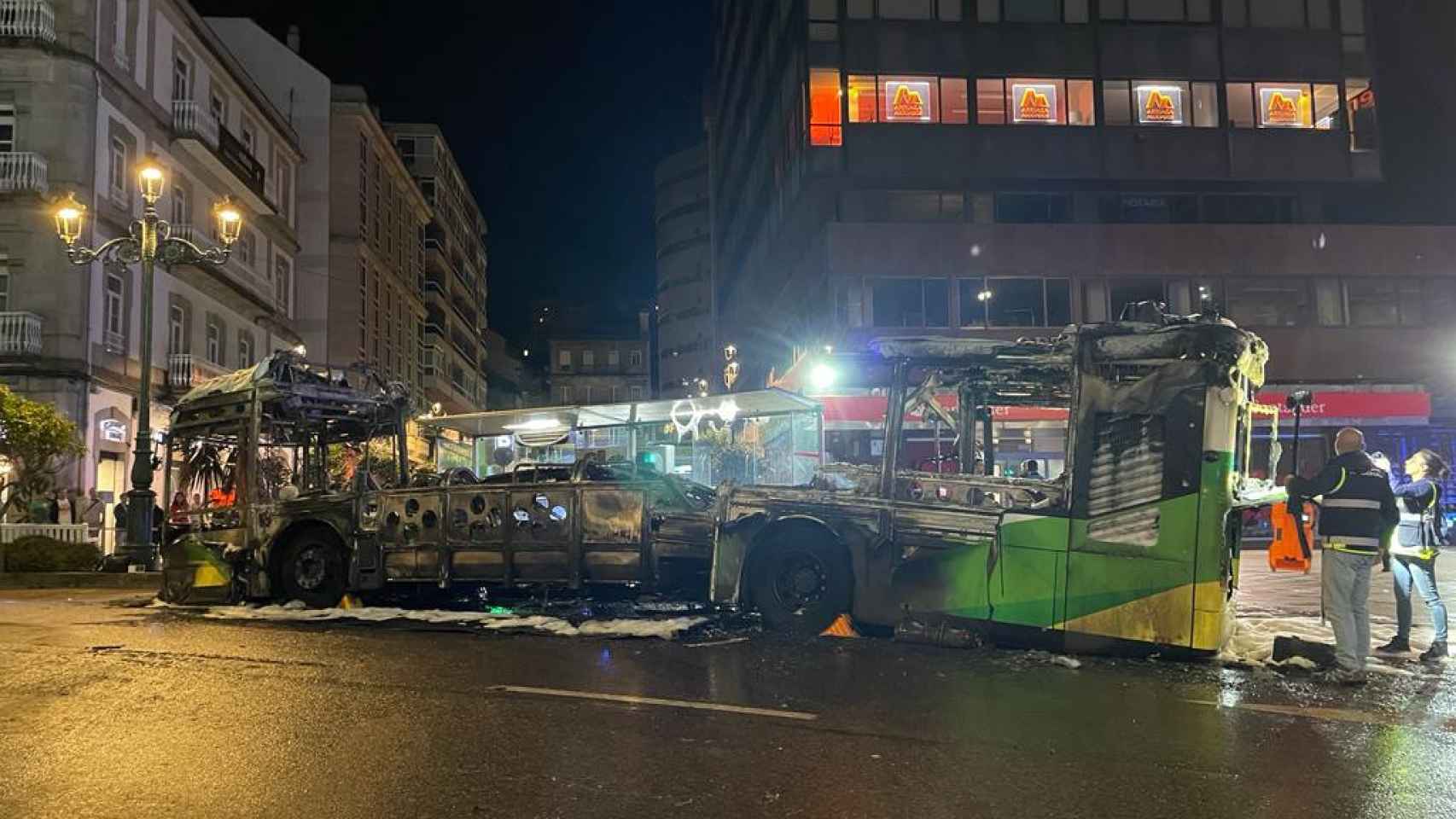 La Policía inspecciona y fotografía el autobús que ardió este domingo en Vigo.