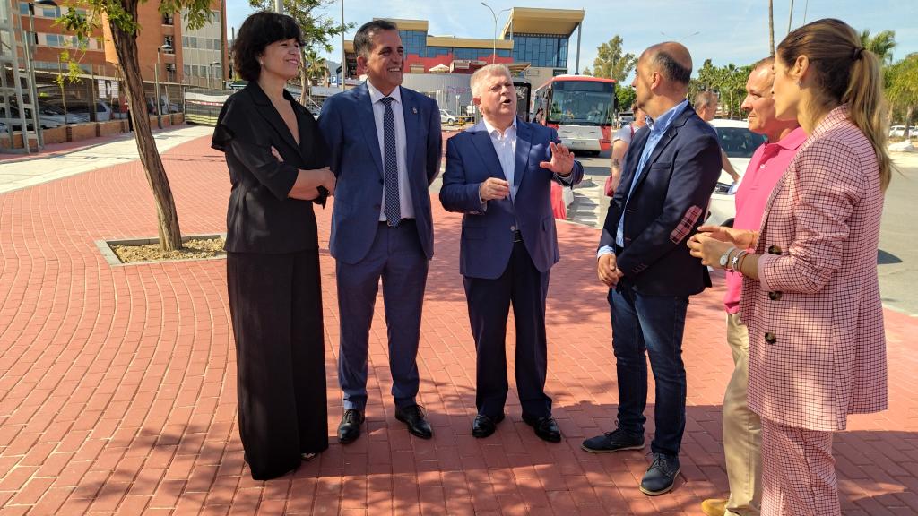 Los candidatos socialistas a la Comunidad Autónoma y los ayuntamientos de Alcantarilla, Molina de Segura y Murcia, este miércoles, en una parada de autobús de El Palmar.