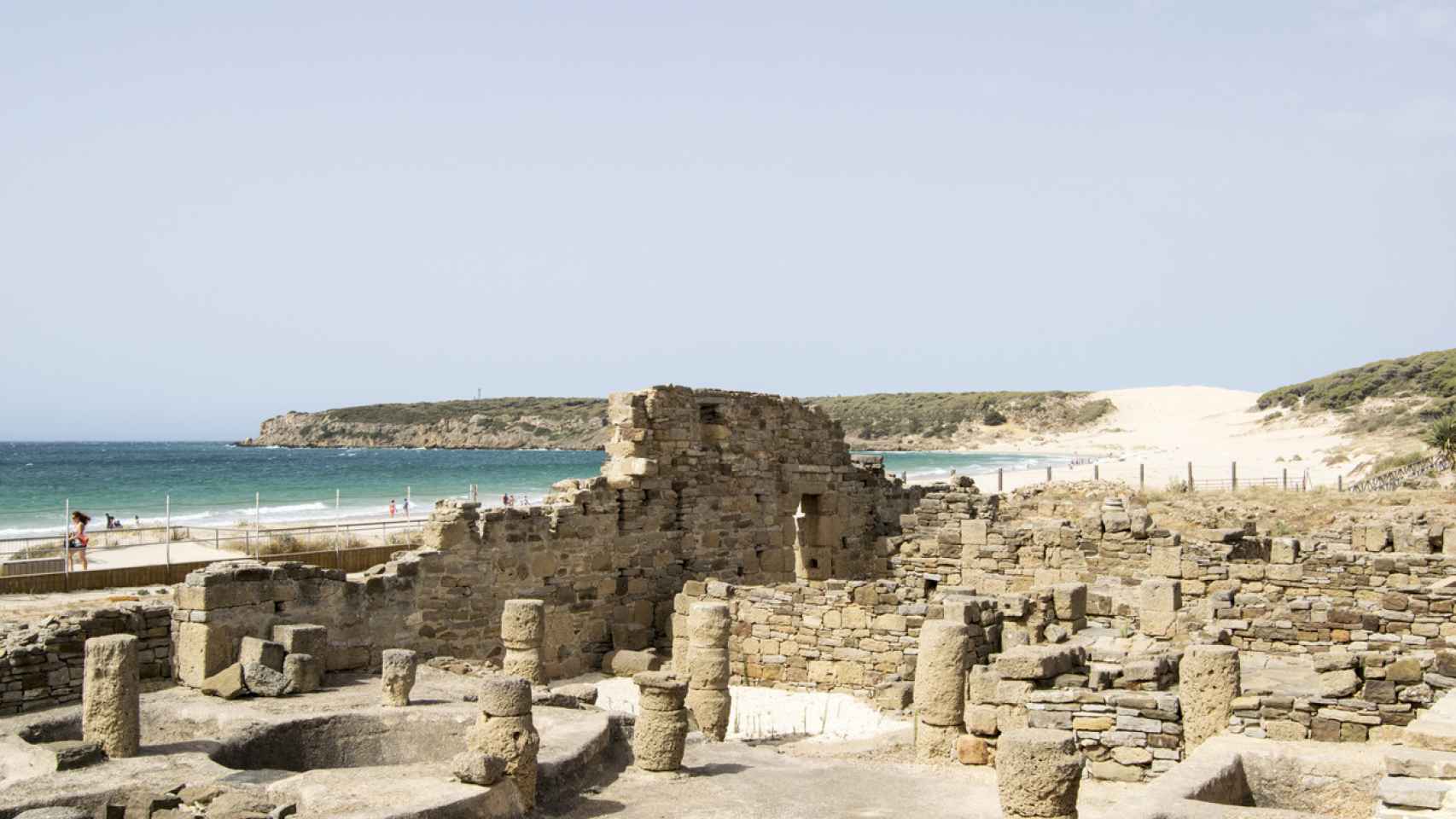 Playa de Bolonia en Cádiz y vista de la antigua ciudad romana Baelo Claudia.