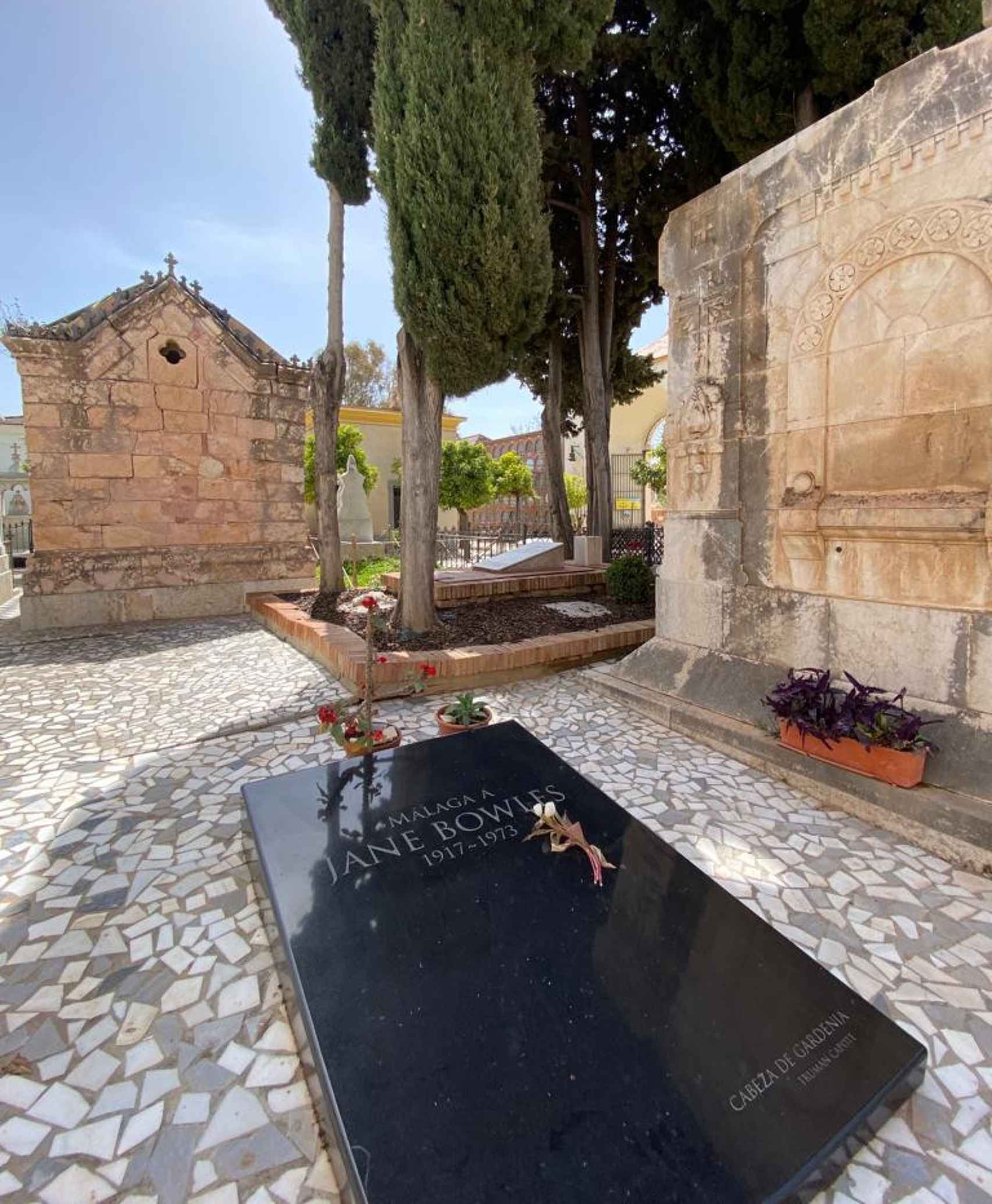 Estado actual de la tumba de Jane Bowles, en el cementerio de San Miguel (Málaga)